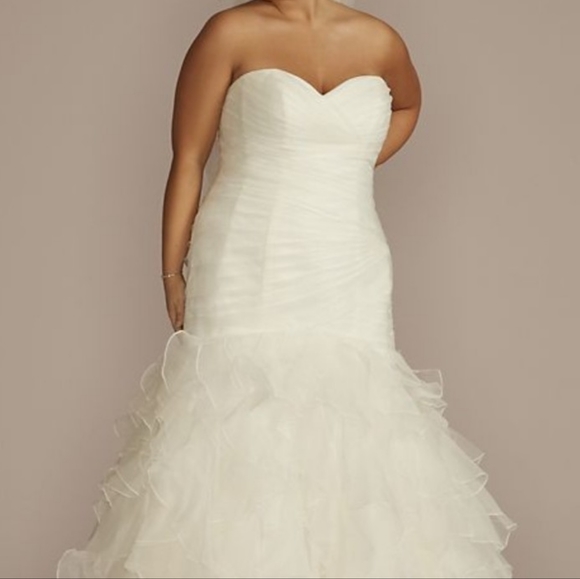 I am selling my strapless, ivory , ruffled mermaid wedding gown. - Picture 4 of 11